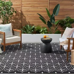 Discount Kirklands Home Black & Ivory Quatrefoil Indoor/Outdoor Rug, 5x7